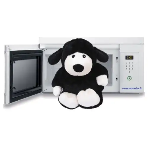 Warmies thermiques en peluche dans l'ancienne ferme de moutons noirs
